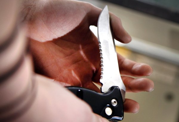 Ein Taschenmesser in einer Hand: Messerstraftaten in OWL nehmen alarmierend zu. - © dpa