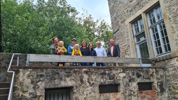 Würden sich über den Start der Waldkita an der Burg Sternberg in diesem Jahr freuen: (von links) Jana Burdach mit Carla, Nils Saile mit Lilou, Sabine Menzel und Ann-Marie Sander von der Stiftung Eben-Ezer, sowie Marco Wallenstein von der Gemeinde Extertal und Bürgermeister Frank Meier. - © Nadine Uphoff