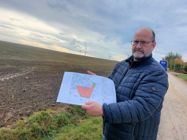 Jochen Heering, Fachbereichsleiter für Stadtentwicklung, erläutert am künftigen Neubaugebiet "Bomberg II" in Lothe die Pläne für die 17 neuen Baugrundstücke. - © Michaela Weiße