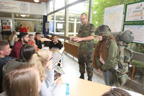Dieses Archivfoto zeigt einen Besuch der Bundeswehr in einer Schule in OWL. NRW will diese Begegnungen nun wieder ausdehnen. - © Archivfoto: Peter Steinert