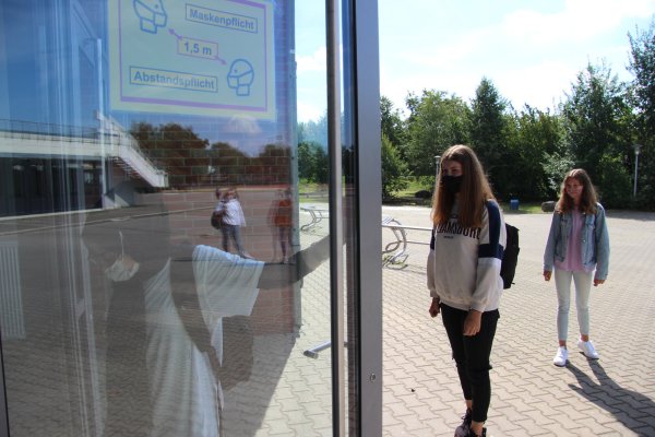 Die Realschüler sind dazu angehalten, den Mindestabstand zu wahren. So wie es (von links) Derya Biyik, Janna Gnech und Anna Bartling schon seit Ende der Sommerferien machen. - © Archivfoto: Kirsten Fuhrmann