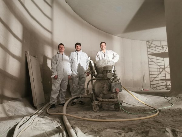 Birk Kühnel (von links) und Pierre Pohl (Gemeinde Extertal) sowie Bauleiter Simon Adriaans von der Firma Flint Bautenschutz stehen „unter Tage" – am Boden der Außenkammer des Extertaler Trinkwasser-Hochbehälters Buntenberg. - © Sylvia Frevert