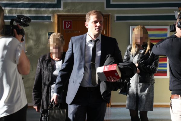 Der Bielefelder Rechtsanwalt Dariusz Balicki (Mitte) vertritt die Mutter (rechts) des 15-jährigen Mädchens. Auch dessen Großmutter macht zum Prozessauftakt eine Aussage. - © Janet König