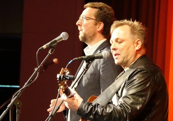 Michael Frank (re.) wie einst Paul Simon, Guido Reuter allein wegen der Körpergröße stärker wie Art Garfunkel. Beide überzeugten im Kurtheater Bad Meinberg nicht nur mit "Bright Eyes" und "The Boxer". - © Axel Bürger