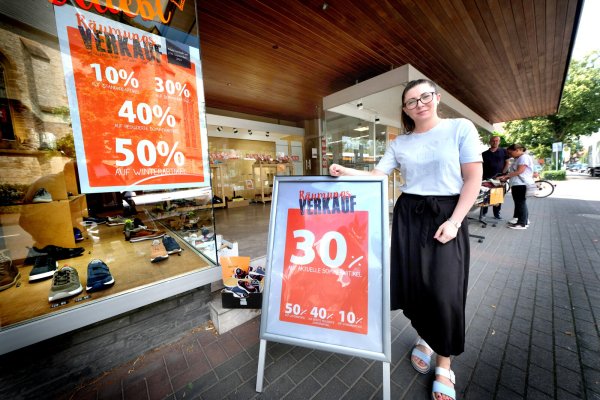 Die Schuhverkäuferin Margarita Morev steht vor dem Schuhhaus Teutrine in Friedrichsdorf. Seit 103 Jahren kann man sich hier mit dem passenden Schuhwerk ausstatten. Doch damit ist jetzt Schluss. Die Filiale muss schließen. - © Andreas Frücht