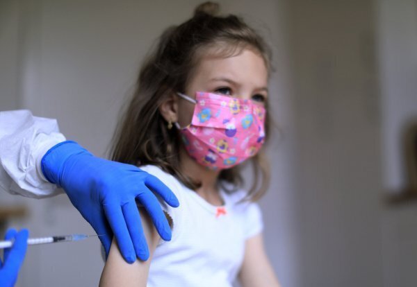 Kinder benötigen eine andere Dosierung bei der Impfung gegen Corona. 
Kinder unter zwölf Jahren erhalten üblicherweise ein Drittel der 
Erwachsenenmenge. - © Laci Perenyi/dpa