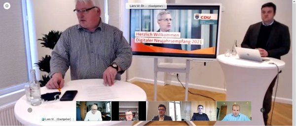 CDU-Chef Volker Preuß (links) und Kreisvorsitzender Lars Wilhelm Brakhage konnten beim Neujahrsempfang auch Dr. Norbert Röttgen per Videoschalte begrüßen.  - © Nicole Ellerbrake