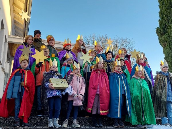 Als ökumenische Truppe waren die Sternsinger in Hiddesen unterwegs. - © Pastoralverbund Lippe-Detmold
