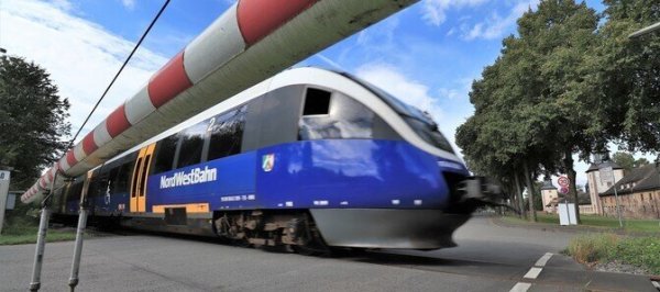 Die Nordwestbahn befährt in OWL verschiedene Verbindungen. Die Eggebahn schließt große Teile des Kreises an den Fernverkehr an. - © David Schellenberg