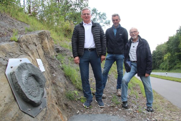 Ein seltenes Fundstück: Wolfgang Diekmann und Hubert Ebers vom Verein "Ländlicher Raum aktiv e.V." sowie Werner Diekmann von der Dorfwerkstatt Sandebeck freuen sich, einen Abguss des Ammoniten präsentieren zu können, der beim Bau des Bürgerradweges gefunden wurde. - © Dieter Asbrock
