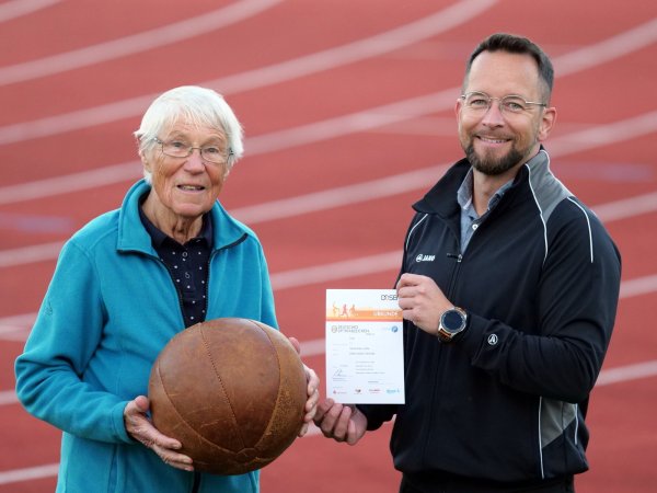 Gerda Kleinn-Kifle mit dem Medizinball und Lages Sportabzeichenobmann Artur Konradt im Stadion am Werreanger. - © Jörg Hagemann