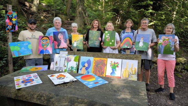 Die Ergebnisse des Projekts »Schilderkunst« können sich sehen assen. (von links) Julian Hofmann und Hans Böhm vom Patensteigteam mit einigen der Hobbymalerinnen. - © Patensteigteam