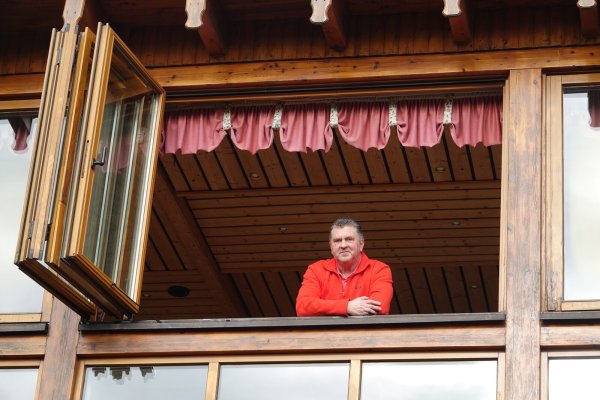 Thomas Wächter hat in Haus Breiding bei geöffnetem Fenster auch einen Blick in die Weite des Extertals zu bieten. - © Axel Bürger