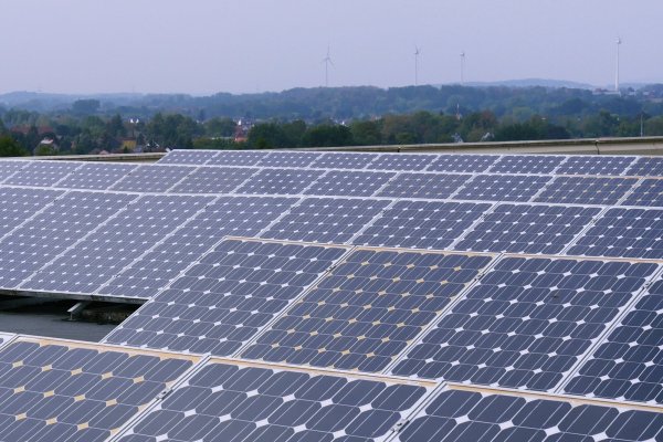 Photovoltaikanlagen auf Dächern oder Freiflächen zu installieren, ist nur eine von vielen Maßnahmen, die die Stadt Detmold unternehmen will, um den Klimazielen einen Schritt näher zu kommen. - © Kreis Lippe