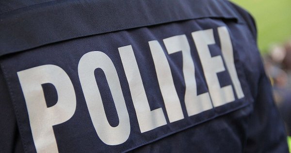 Der Fahrer hatte sein Auto im Zaun festgefahren. - © dpa