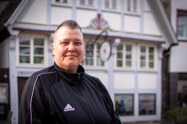 Caro hat es nach über 20 Jahren Obdachlosigkeit, Drogensucht und Schicksalsschlägen zurück in ein geregeltes Leben geschafft. Heute lebt sie in Detmold. - © Raphael Bartling