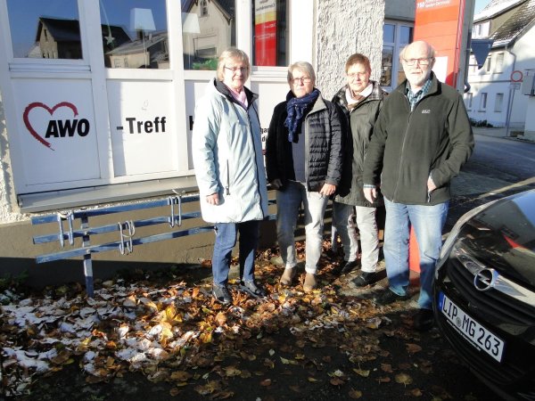 Seit einem halben Jahrhundert ist der "AWO-Treff" im Berkenkamp-Haus Anlaufstelle für rüstige Senioren. Grund genug, ein Jubiläum zu feiern. Von links: Barbara Kalkreuther, Birgit Görder-Lütkemeier, Heike Schawohl und Lothar Kaup vom Vorstand der Arbeiterwohlfahrt Heiden. (Foto: Hajo Gärtner) - © Hajo Gärtner