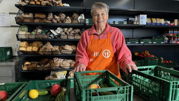 Gisela Heidergott hilft bei der Ausgabe der Tafel. - © Sven Kienscherf