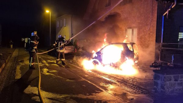 Dieser E-Smart brannte Mitte März in Lemgo aus - der Akku blieb heile. - © Feuerwehr Lemgo
