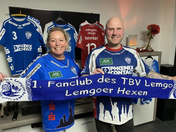 Im Dress des TBV Lemgo Lippe fühlen sich Michael Oppermann, stellvertretender Vorsitzender der Hexen, und seine Frau Kirsten pudelwohl. Sie verfolgen nun die TBV-Spiele im Fernsehen. - © Sebastian Lucas
