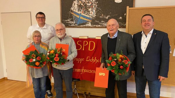 Eingerahmt zwischen dem SPD-Ortsvorsitzenden Andreas Schmid (hinten) und Landrat Dr. Axel Lehmann: Die Jubilare Monika und Udo Kästing sowie Günter Klare (von links). - © Klaus Brand