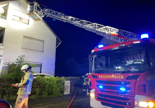 Bei einem Brand in der Ahornstraße ist ein Mensch verletzt worden. Die Feuerwehr war mit rund 35 Einsatzkräften vor Ort. Foto: Daniel Hobein / Feuerwehr Bad Salzuflen - © Daniel Hobein/Feuerwehr Bad Salzuflen
