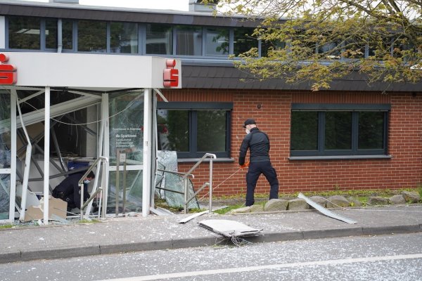 Spezialisten des LKA prüfen das Gebäude. - © Freitag TV