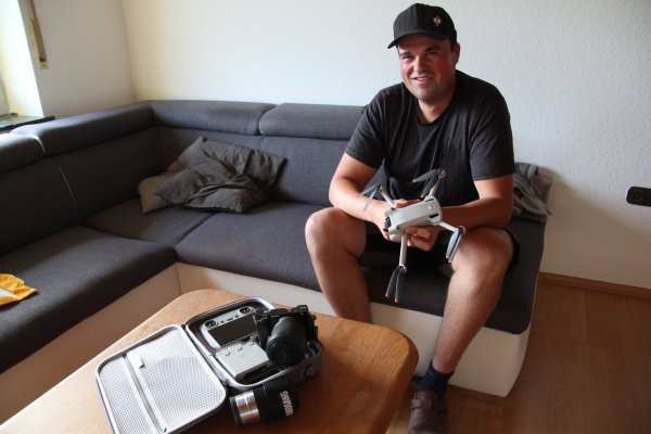 Sven König filmt und fotografiert Landmaschinen mit seiner Drohne oder seiner Kamera. Die Aufnahmen stellt er bei Instagram ein und ist damit sehr erfolgreich. - © Nadine Uphoff