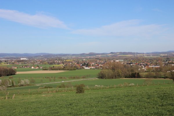 So schön kann Heimat sein. Michael Biermann hat den Blick von der Münterburg in Wellentrup über Billinghausen, Müssen und Ehrentrup im Bild festgehalten. - © Michael Biermann