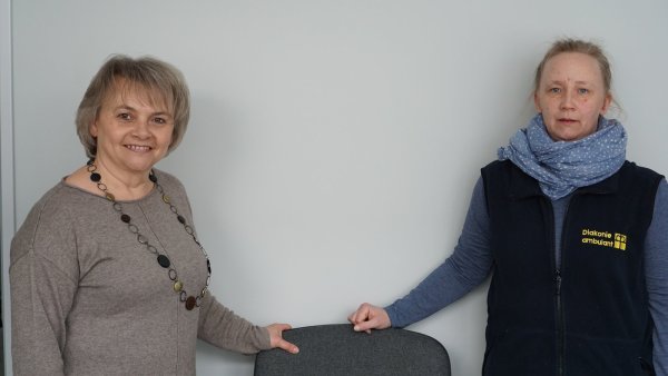 Emma Smoljanow (links) und Andrea Kästing informieren rund um das Thema Gesundheit. - © Adeline Ens