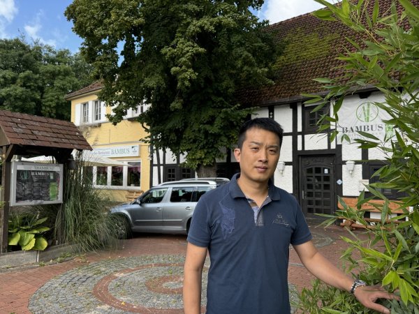 Qiqing Chen, Inhaber des Bambus, hat sein chinesisches Spezialitätenrestaurant in Pottenhausen im ehemaligen Siekkrug etabliert. - © Sandra Castrup