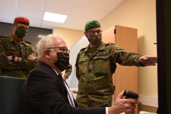 Brigadekommandeur Oberst Stephan Willer (von links) und Hauptfeldwebel Christian Hesse zeigen Wolfgang Hellmich, wie ein Simulator für fernlenkbare Waffenstationen funktioniert. - © Raphael Bartling