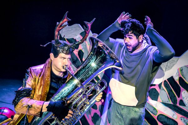 Tobias Ravnikar als Tuba-Tobi begleitet Frederick (Banar Fadil) durch den Winter. - © Landestheater Detmold/Marc Lontzek