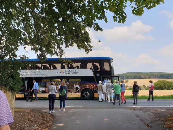 Der Bus der „Salzufler Landpartien" auf Tour. Ob der Markenname dort künftig bleiben kann oder geändert werden muss, steht in den Sternen. - © Staatsbad Salzufen