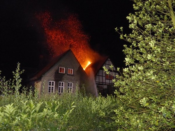 Die Feuerwehr Kalletal bekämpft am frühen Freitagmorgen einen Dachstuhlbrand in Varenholz. - © Freitag-TV