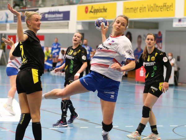 Blombergs Kreisläuferin Cara Hartstock behauptet sich gegen die Dortmunderinnen Kelly Dulfer (links)
und Tessa van Zijl. - © Paul.Cohen