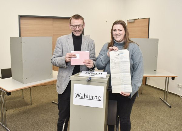 Der Fachgruppenleiter Zentrale Dienste, Detlef Slotta, und Kimberly Howard (Bacheloanwärterin der Stadt Lage) zeigen die Briefwahlunterlagen der Stadt Lage. - © Stadt Lage