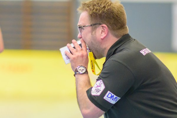 Angespannt - Steffen Birkner feuert sein Team an.  - © EGON PENNER