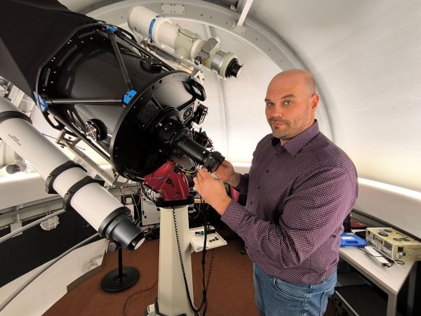 Professor Johannes Üpping leitet das Lehr- und Forschungsgebiet „Physik & Energietechnik" an der TH OWL und beschäftigt sich unter anderem mit innovativen Lehrmethoden. Er hat Spaß daran, komplexe wissenschaftliche Inhalte regelmäßig durch Vorträge oder öffentliche Vorlesungen zu vermitteln. - © TH OWL