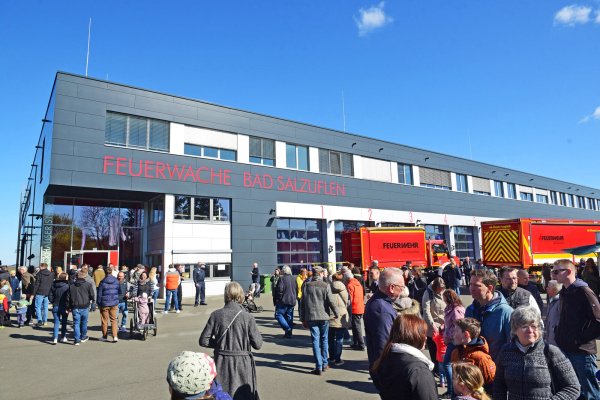 Die neue Feuerwache in Bad Salzuflen weckt großes Interesse. - © Nicole Ellerbrake