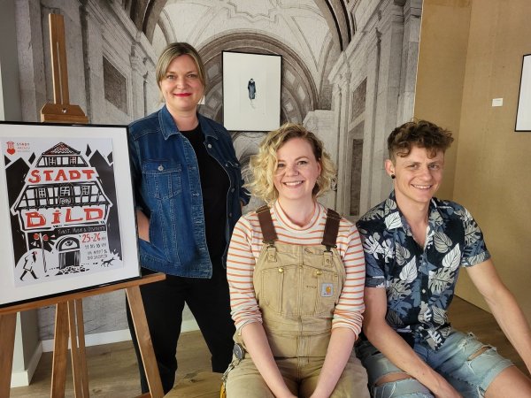 Sonja Beinlich, Leiterin des Stadtarchivs Bad Salzuflen, Künstlerin Celia Kaspar und Künstler Marius Pokutta (von links) haben eine gemeinsame Ausstellung zu Salzufler Hausfassaden konzipiert, die demnächst im Haus Uekermann, Am Markt 16, zu sehen ist. - © Freya Köhring
