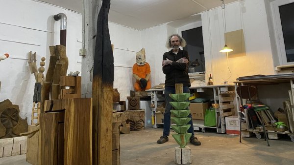 Der Bildhauer Nils Grube hat seinen Kindern 2006 einen Tannenbaum als Adventskalender selbst geschnitzt. - © Fotorechte: Nils Grube