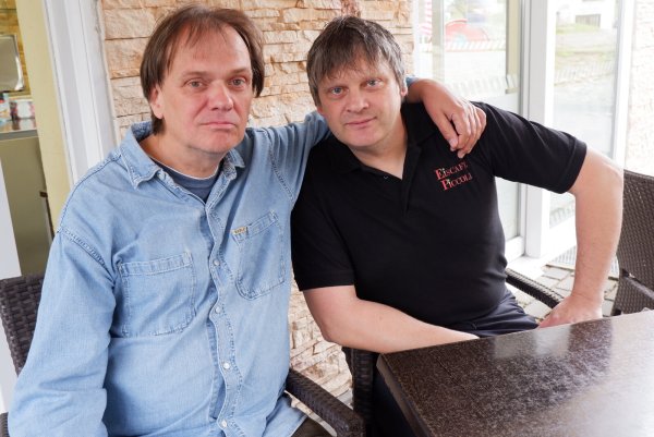 Herbert Klocke (links) hat für seinen Freund Michael Tuxhorn, der in Bösingfeld das Eiscafé Piccoli betreibt, ein Gedicht geschrieben. - © Lorraine Brinkmann