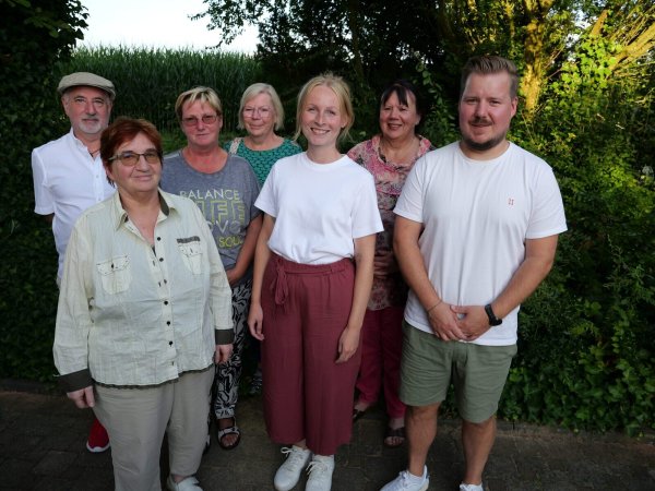 Der Vorstand des neuen Tierschutzvereins Ungarische Seelenhunde: Stefan Metzler (stellvertretender Vorsitzender), Heidrun Kloke (Vorsitzende), Christine Stücke (Kassenwartin), die Gründungsmitglieder Eva Zipperlin, Marleen Geesemann, Ulrike König und Patrick Horstmann (Schriftführer). - © Thomas Krügler