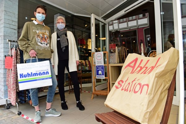 Christine Meier (links) und ihre Mutter Susanne Nier vor dem Schuhhaus Kuhlmann in Lemgo. - &copy; Nicole Ellerbrake