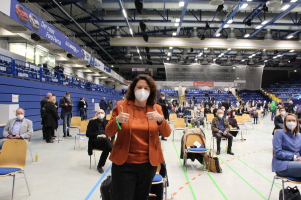 Kerstin Vieregge war nach ihrer Wahl zur Bundestagskandidatin überwältigt. Sie freute sich, dass 189 CDU Mitglieder für sie gestimmt hatten. - © Astring Sewing