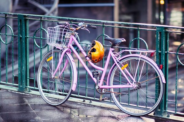 Wer sein Fahrrad abschließen will, muss sich oft behelfen. In Lemgo soll es bald mehr Abstellmöglichkeiten geben. - © Symbolbild: Pixabay/doctor-a