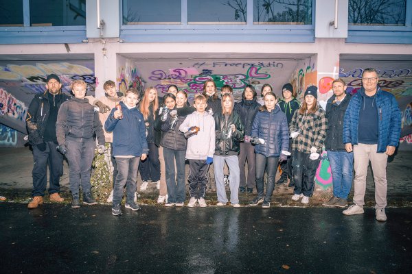 Mit der Sprühdose startklar sind Daniel Schneider (Rapschool NRW, links), Thomas Mahlmann (ZDI-Zentrum Lippe MINT, von rechts), Jan Elstrod (Schulleiter Realschule Aspe) und die jungen Graffitikünstler aus dem Projekt „Streetart meets MINT-Production“. - © Lippe Bildung