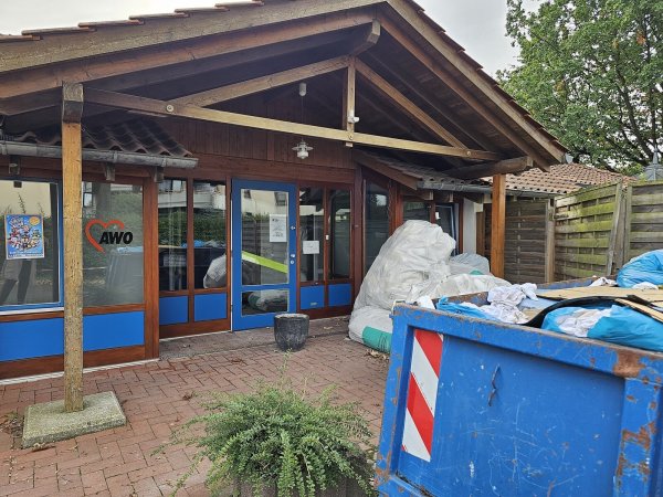 Im Mai wurde die Butzeburg, die Kita der AWO, geflutet. Das Gebäude wurde arg in Mitleidenschaft gezogen. Die Sanierung zieht sich hin. - © Astrid Sewing