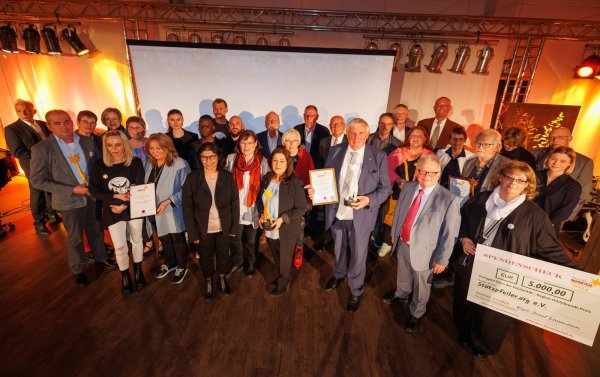 Bei der Preisverleihung der Stiftung Solidarität in Bielefeld wurden Vereine, Projekte und Personen aus der Region für ihr soziales Engagement mit dem "Stern der Solidarität" ausgezeichnet. - © Oliver Krato